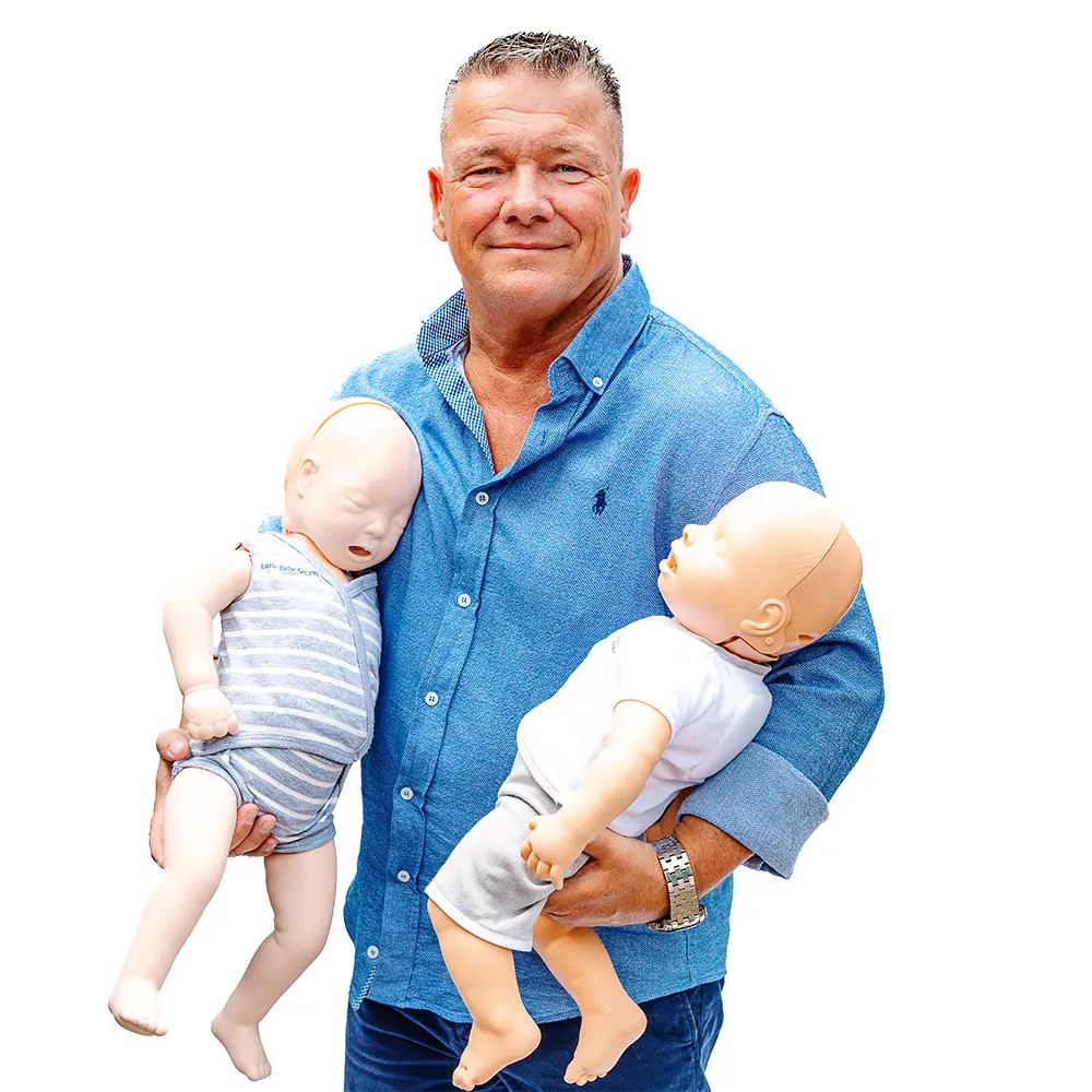 Lars Petig mit zwei Übungspuppen